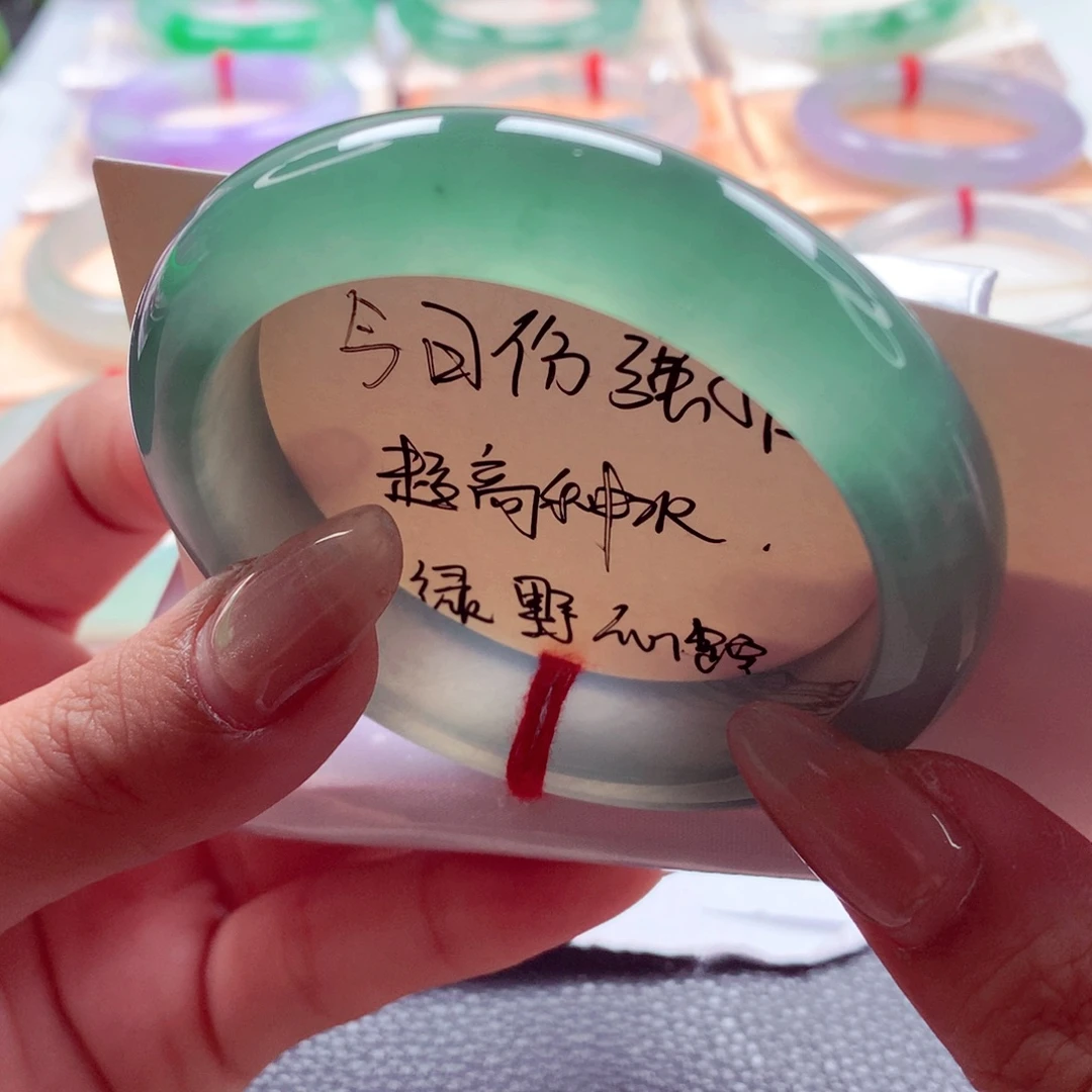 芓***宏翡翠未镶嵌手镯师妹55宝石绿顶配毕业