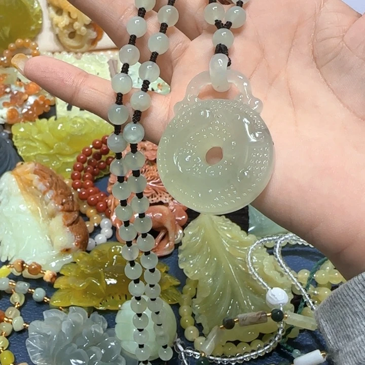 未镶嵌蛇纹石玉吊坠
