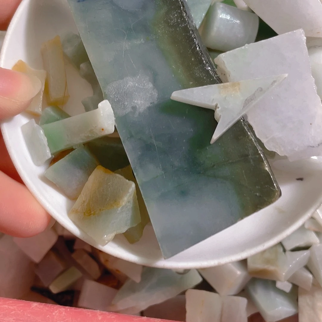 颈饰未镶嵌翡翠。