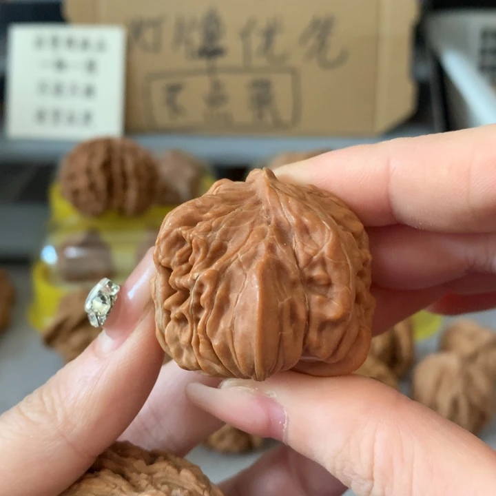 举***独吊坠文玩核桃异形单只，有瑕疵