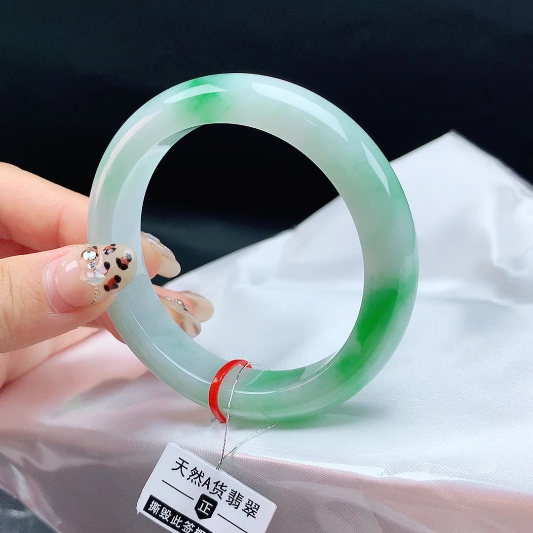 翡翠手镯未镶嵌54圈