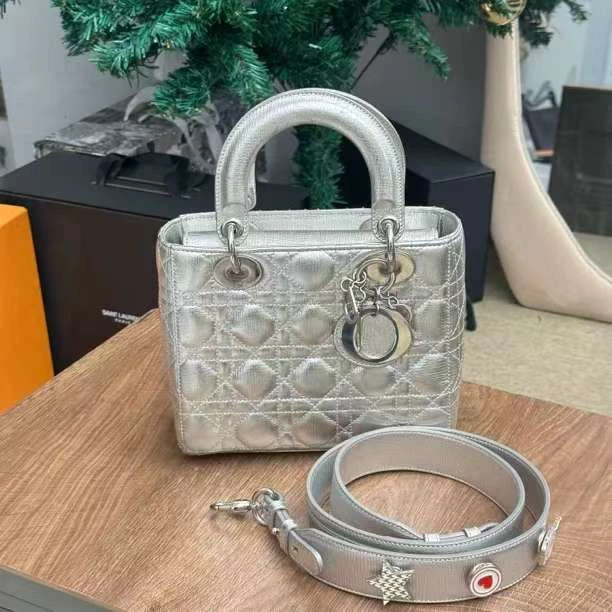 99新 DIOR/迪奥 99新 DIOR/迪奥 四格银色戴妃包斜挎包