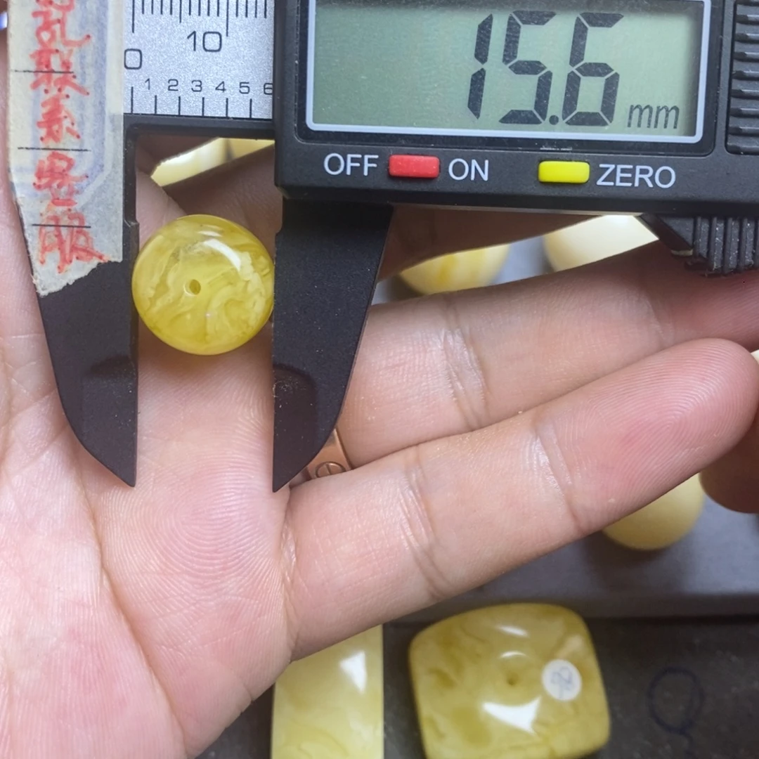 蜜蜡未镶嵌裸石15.6x12.9瑕疵墩子