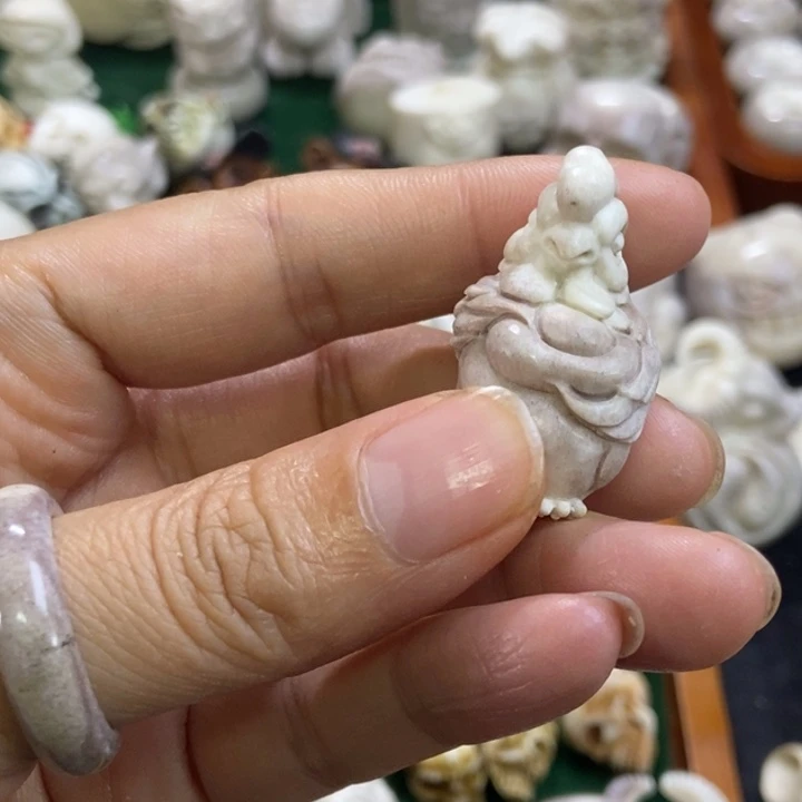配饰鹿角雕刻一个出