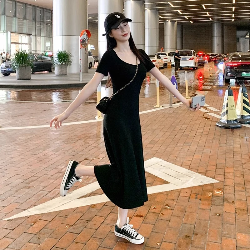 法式夏季气质修身显瘦短袖时尚连衣裙高腰纯欲方领小众设计黑裙子