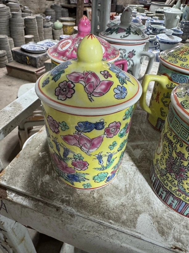 明黄底百花不落地办公杯