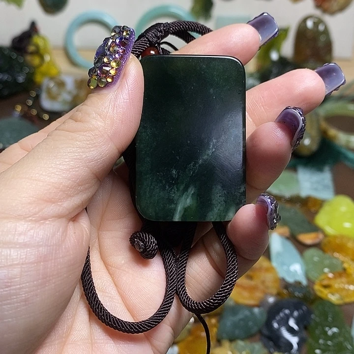 蛇纹石玉吊坠未镶嵌