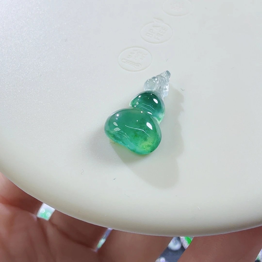 翡翠未镶嵌颈饰葫芦