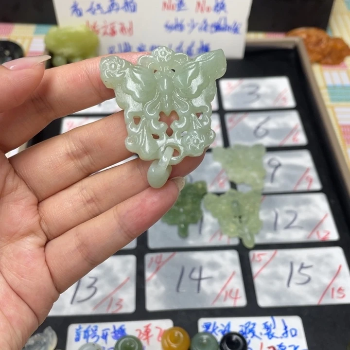 享***独蛇纹石玉合金颈饰