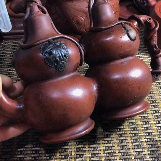 紫砂茶壶圆光泥料手工制作的紫砂壶。