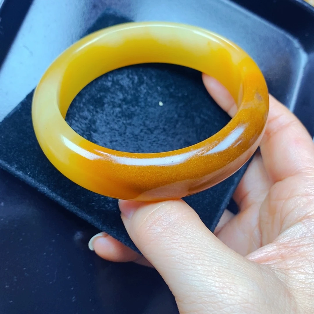 未镶嵌石英质玉（黄龙玉）颈饰