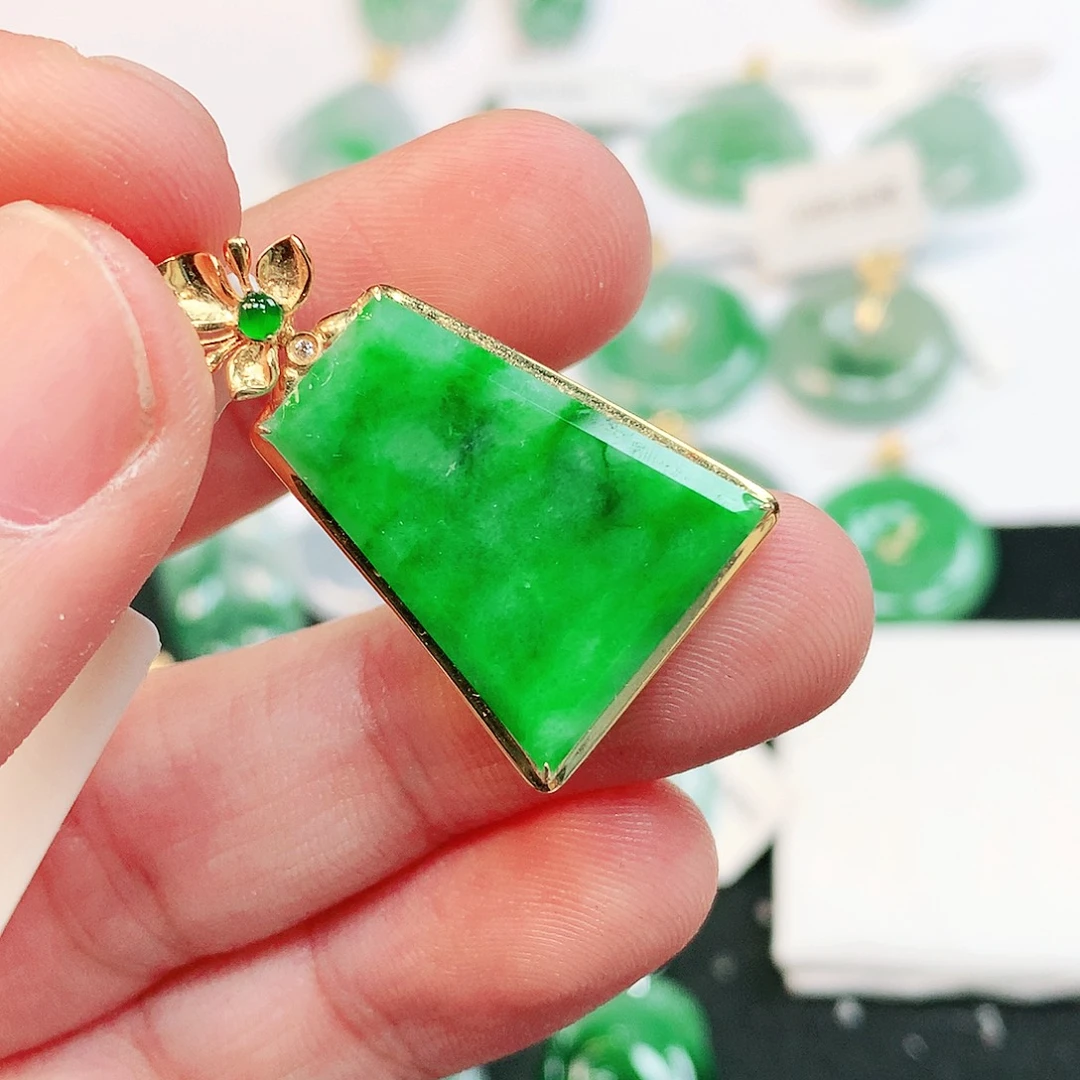 翡翠18K金镶嵌颈饰