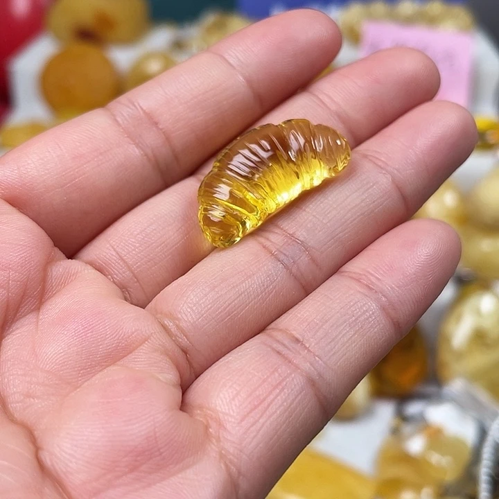 裸石琥珀未镶嵌牛角包