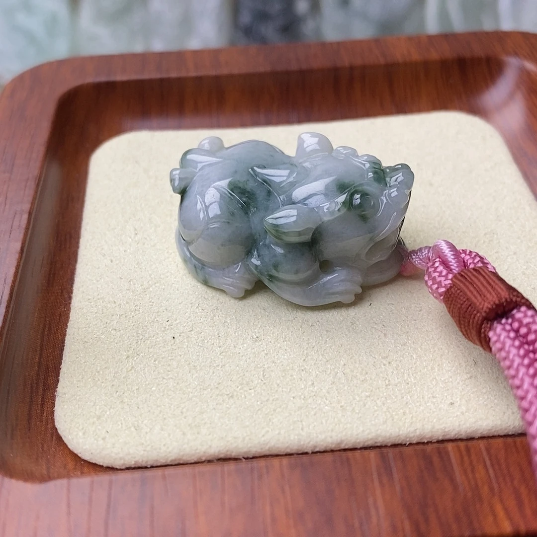 翡翠未镶嵌颈饰飘花貔貅