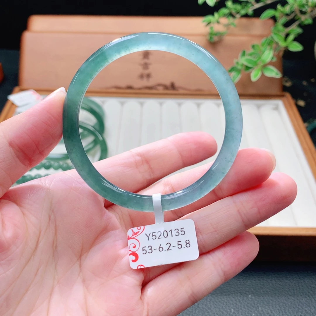 翡翠未镶嵌手镯（圆镯）