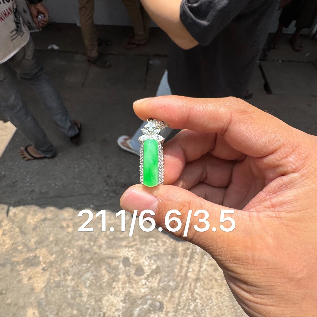 0610(小哪吒在源头)冰种翡翠阳绿灯管无事柱干净杠味荧光足M80