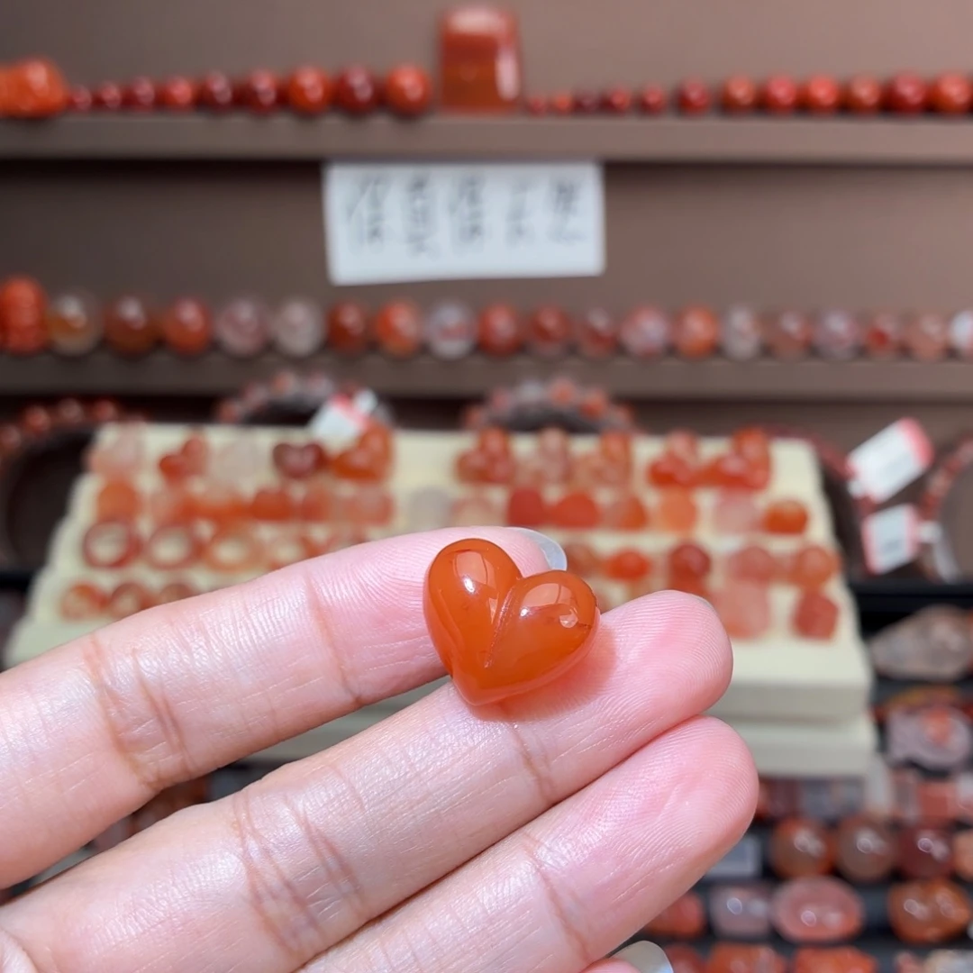 南红玛瑙未镶嵌川料屁桃心