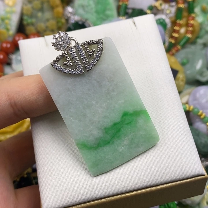 翡翠未镶嵌吊坠(赠链)
