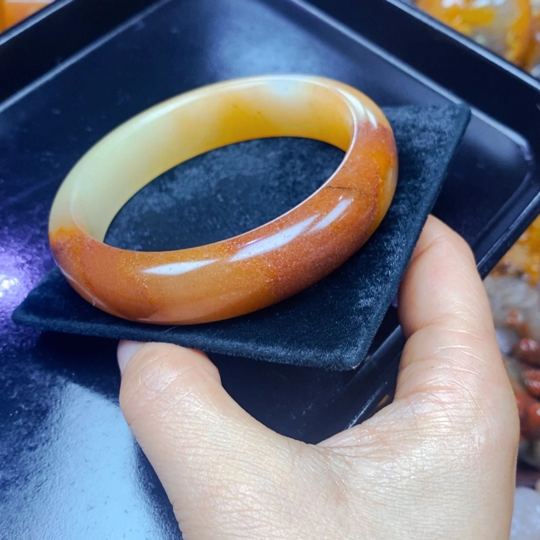 未镶嵌石英质玉（黄龙玉）颈饰
