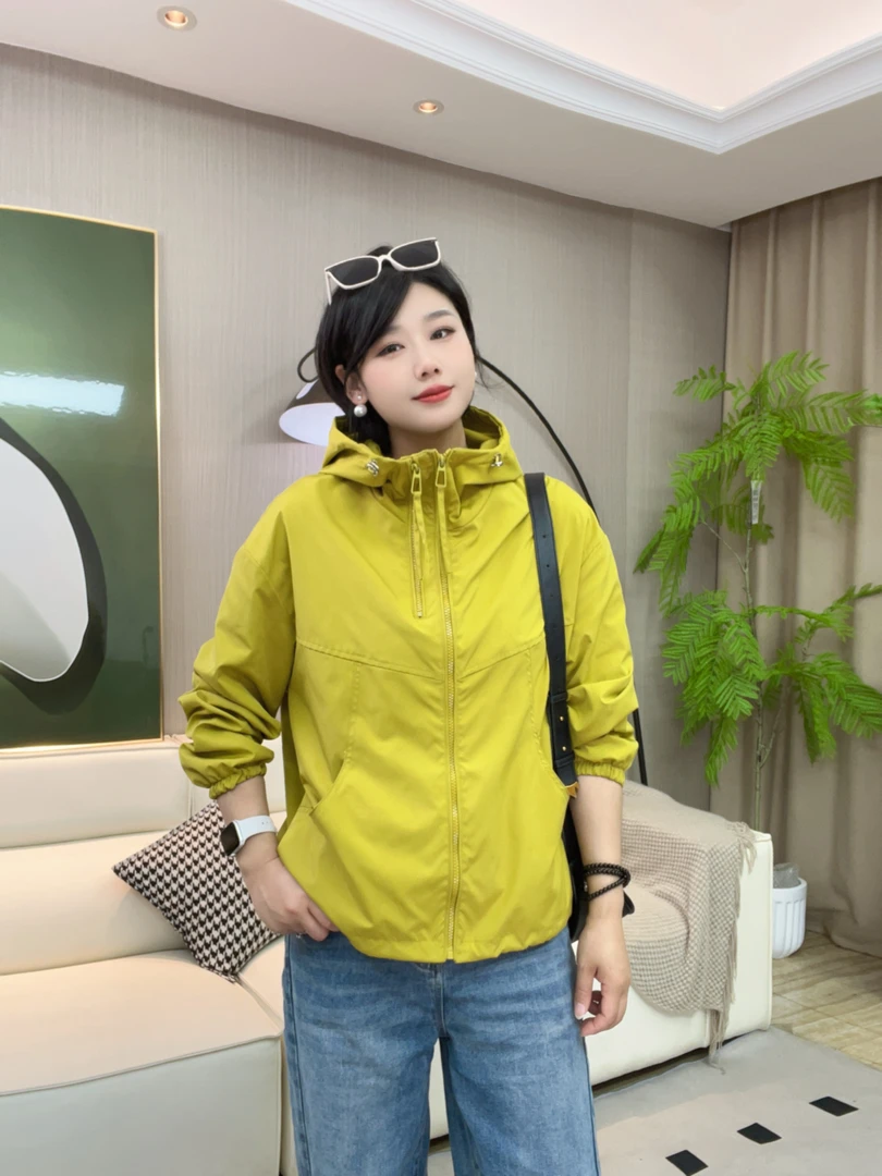 2025新款春秋季时尚连帽短款冲锋衣宽松休闲百搭夹克上衣外套女款