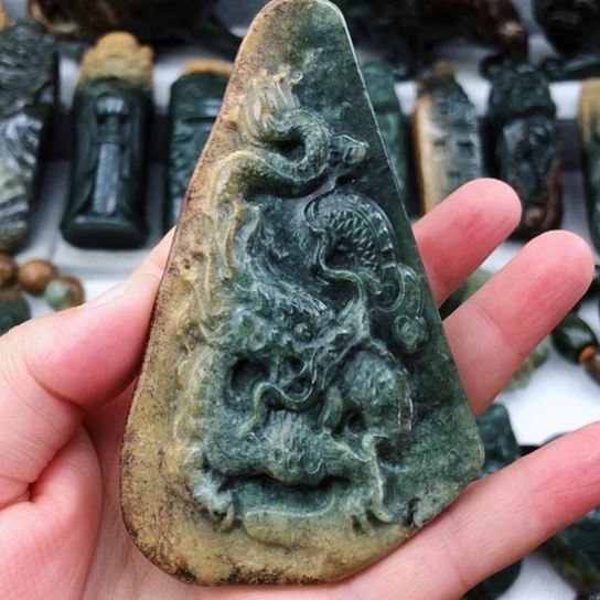 未镶嵌岫岩河磨玉（透闪石质玉）把件