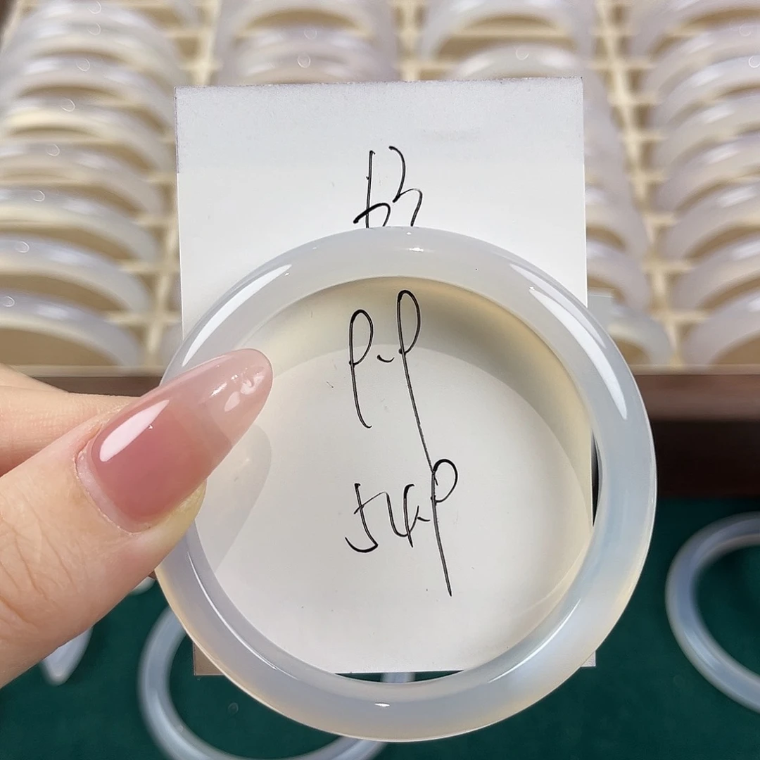 玛瑙/玉髓手镯未镶嵌63