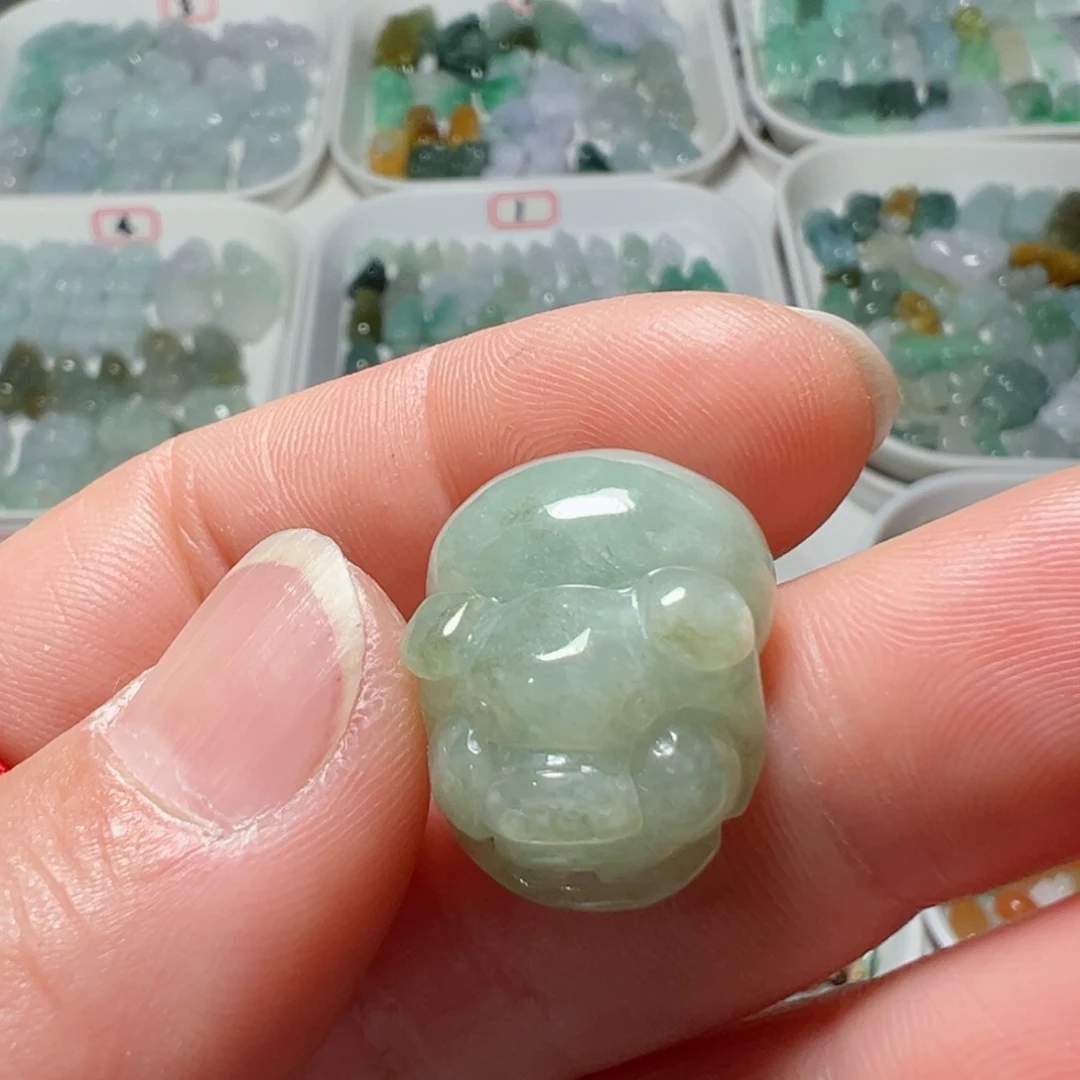 翡翠颈饰未镶嵌玛***?吊坠孔猪一个微瑕