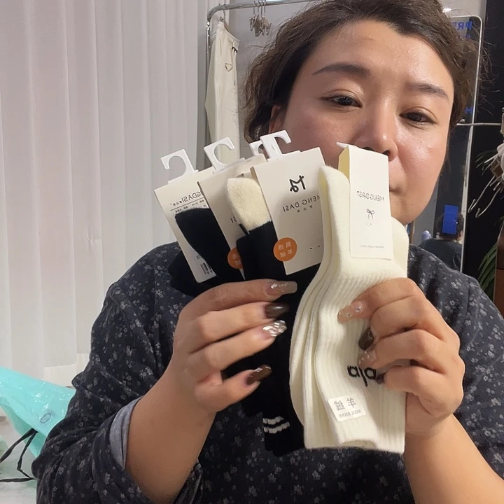 四黑一白羊绒袜女