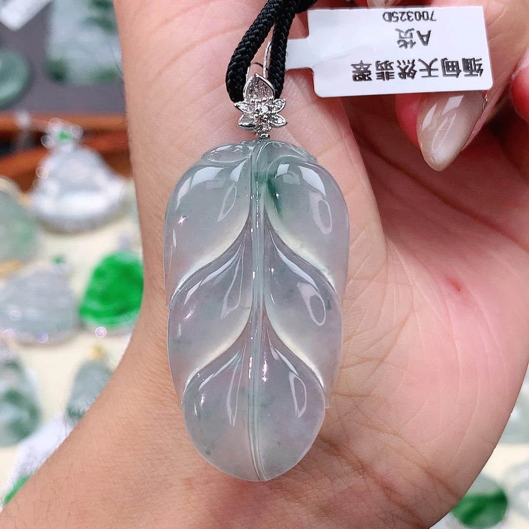 颈饰18K金镶嵌翡翠叶子