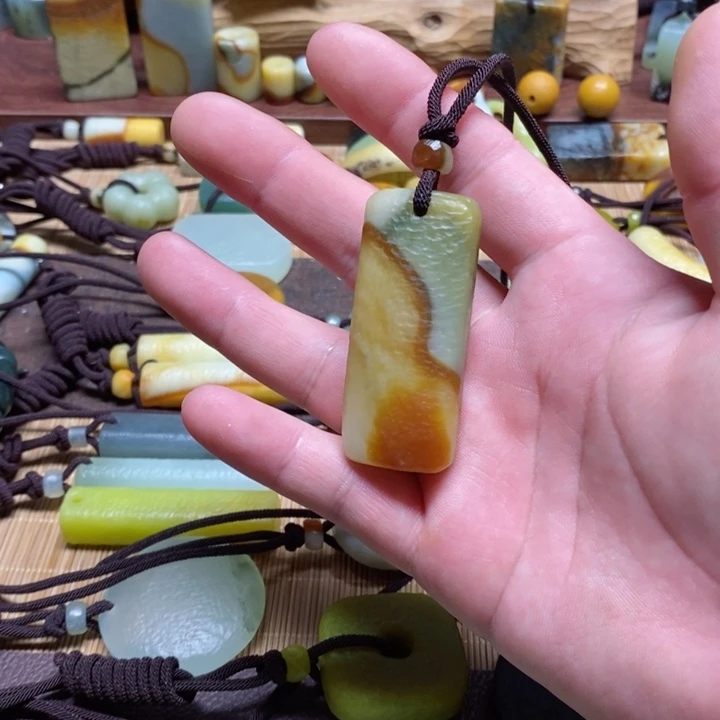 蛇纹石玉挂件未镶嵌不*翁