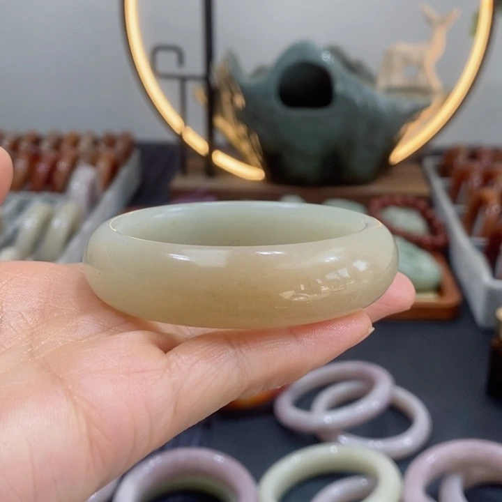 石英质玉手镯未镶嵌沐**影佘太翠手镯