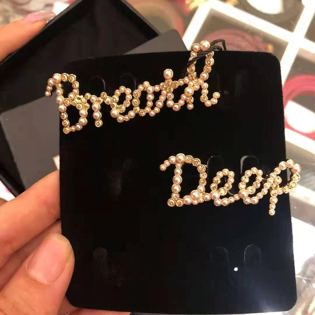 合金胸针 {专柜}商场同款2025字母两件套Deep Breath胸针1900188
