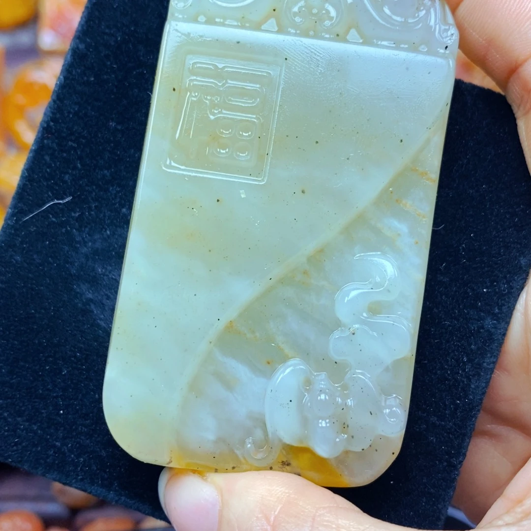 未镶嵌石英质玉（黄龙玉）颈饰