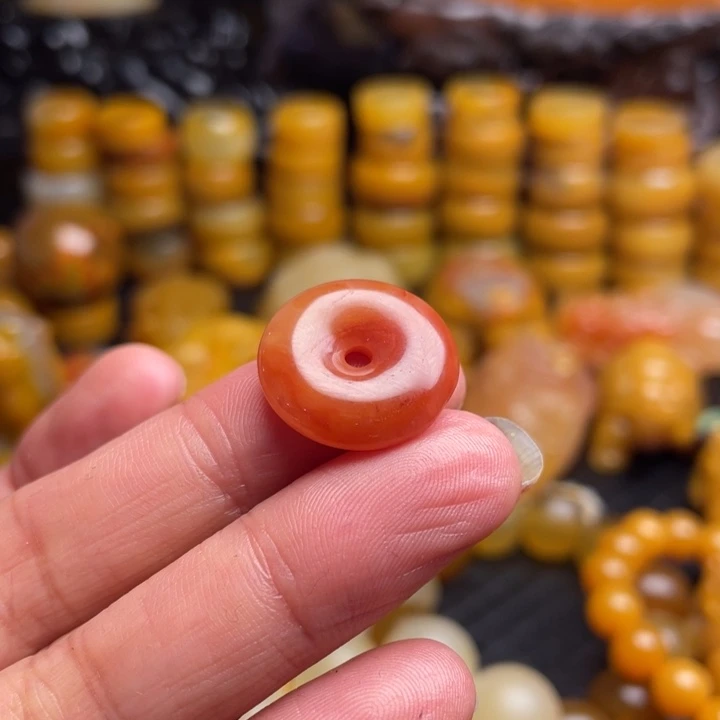 未镶嵌石英质玉（黄龙玉）颈饰