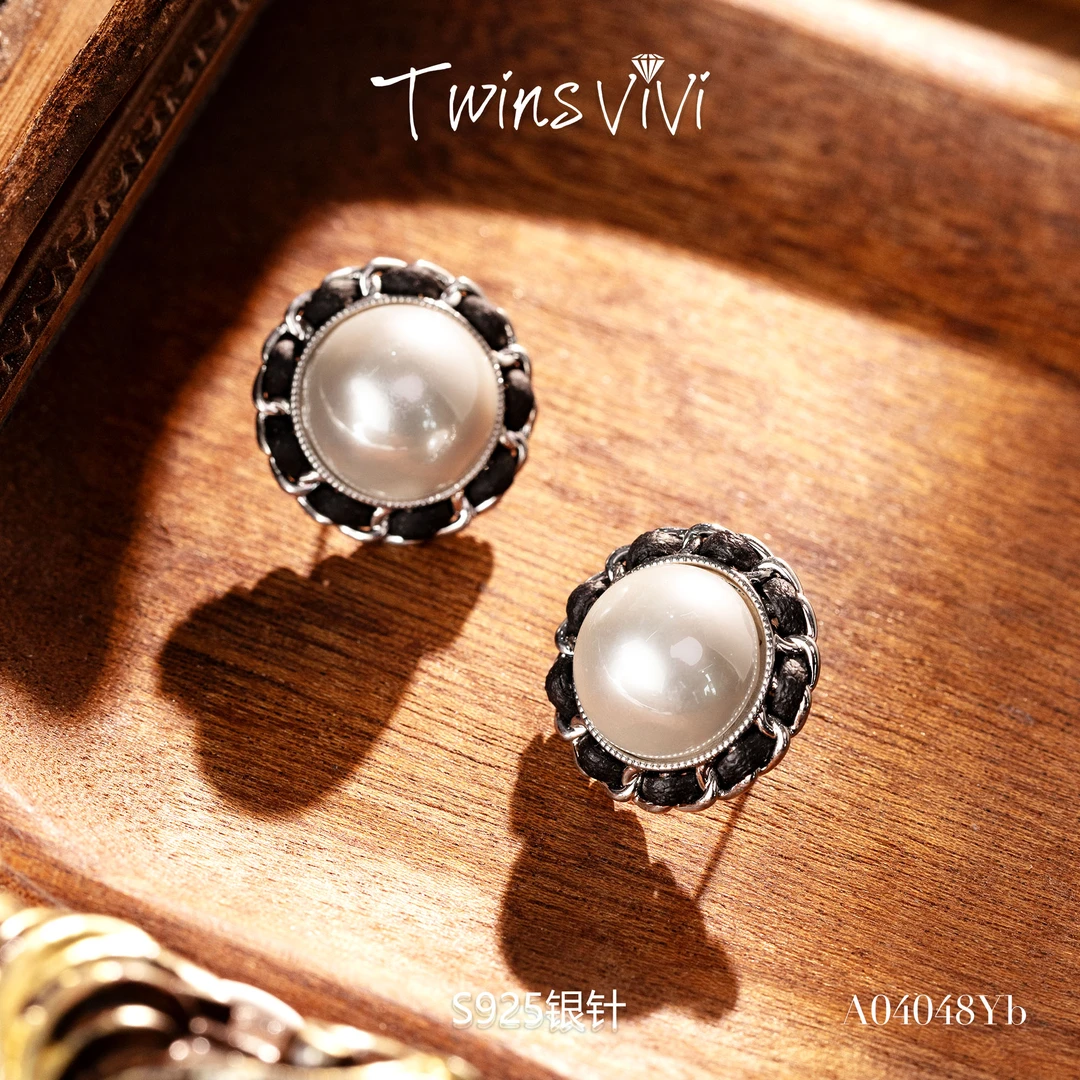 TWINS VIVI 铜合金仿珍珠耳饰 镀k金 皮绳单珠耳钉/A04048