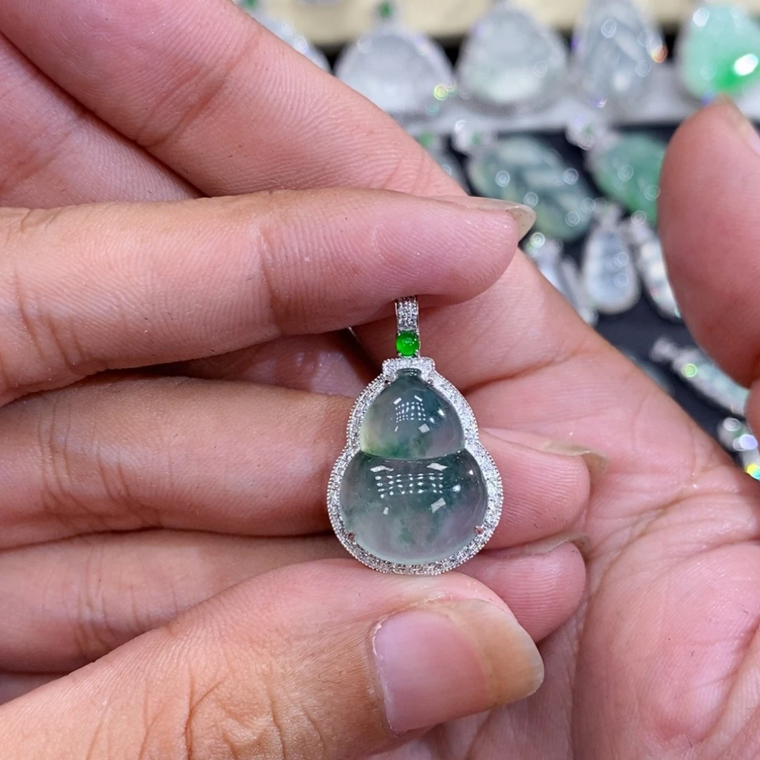 翡翠18K金镶嵌颈饰