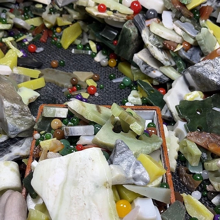 未镶嵌透闪石质玉珠宝奇石经*
