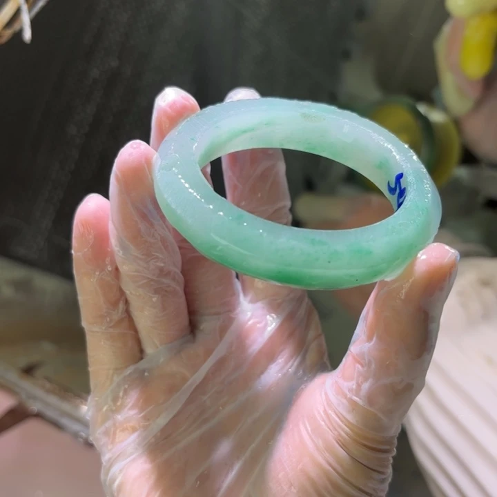 必***慢石英质玉（非洲翠）未镶嵌手镯定制