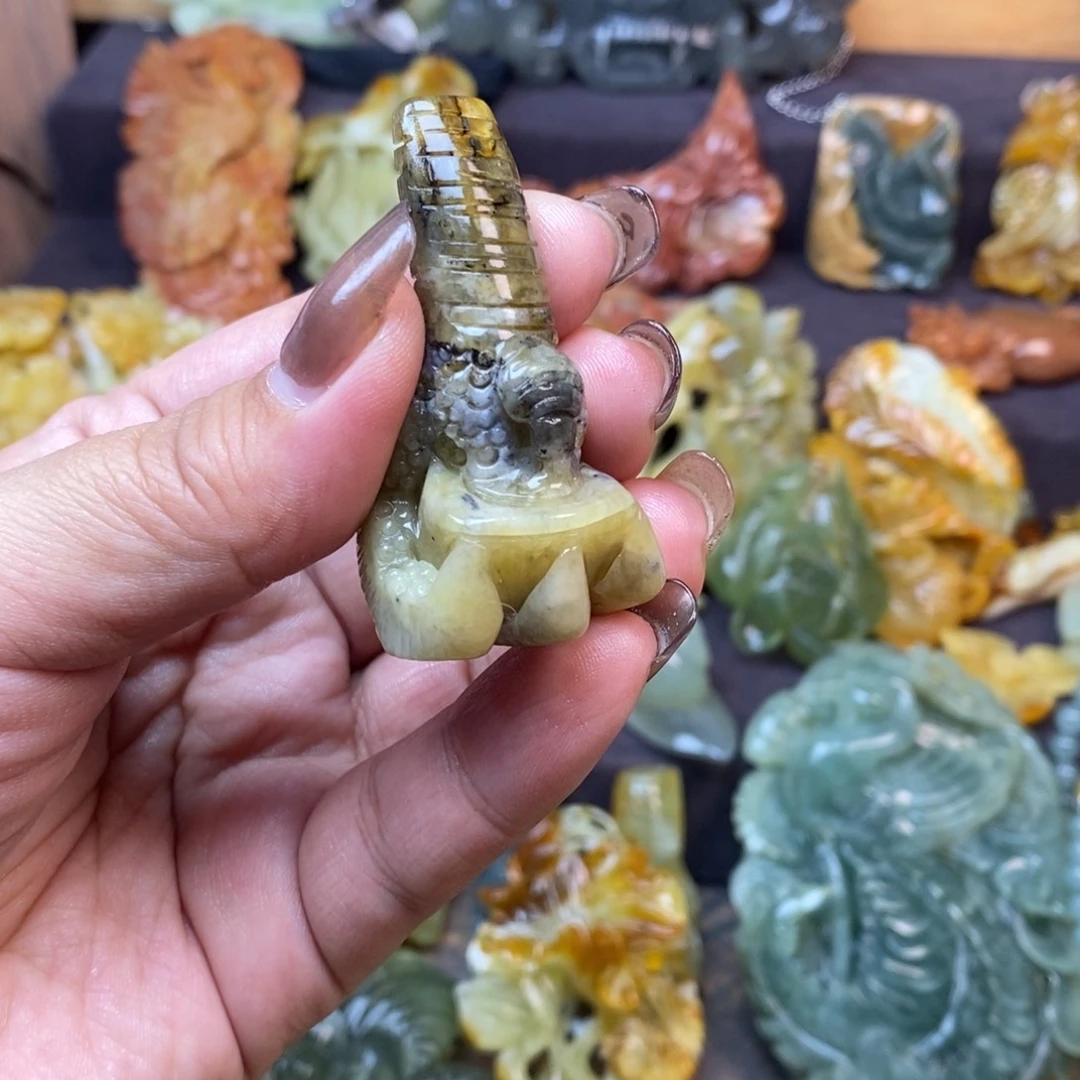 蛇纹石玉未镶嵌颈饰