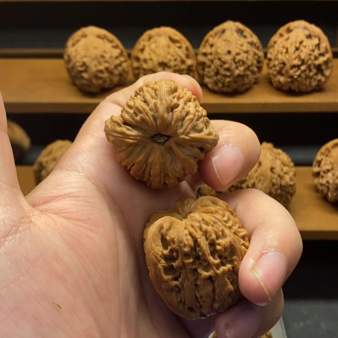 文玩核桃把件擎*?南疆石37.5拉丝凹底