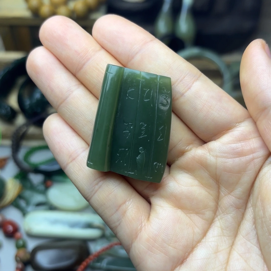 透闪石质玉未镶嵌颈饰