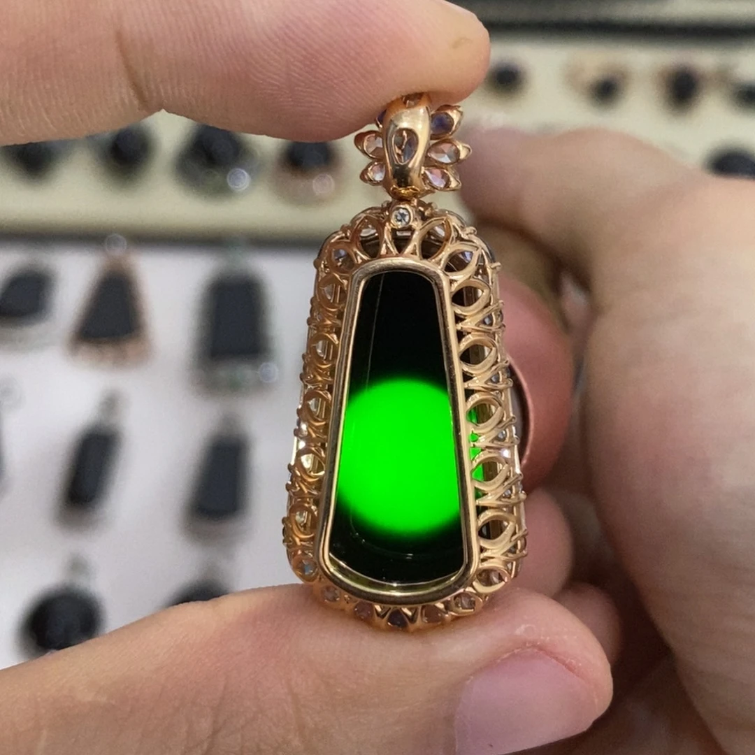 颈饰18K金镶嵌翡翠