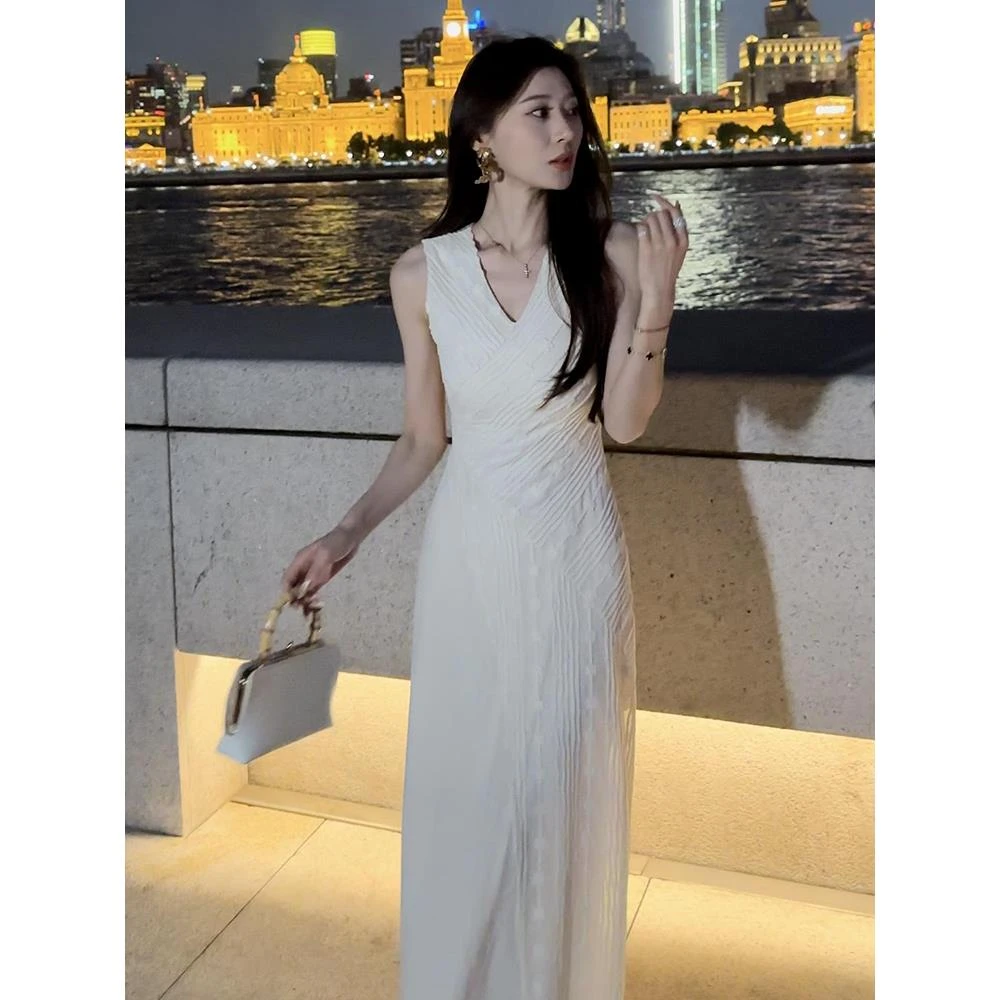 2025夏季流行上流社会气质女神范轻奢高级感巨好看白色无袖连衣裙