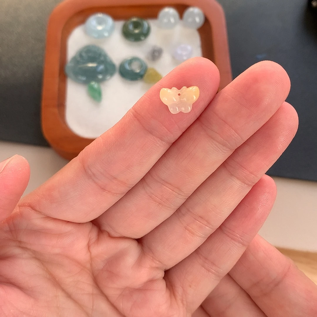 翡翠未镶嵌颈饰蝴蝶