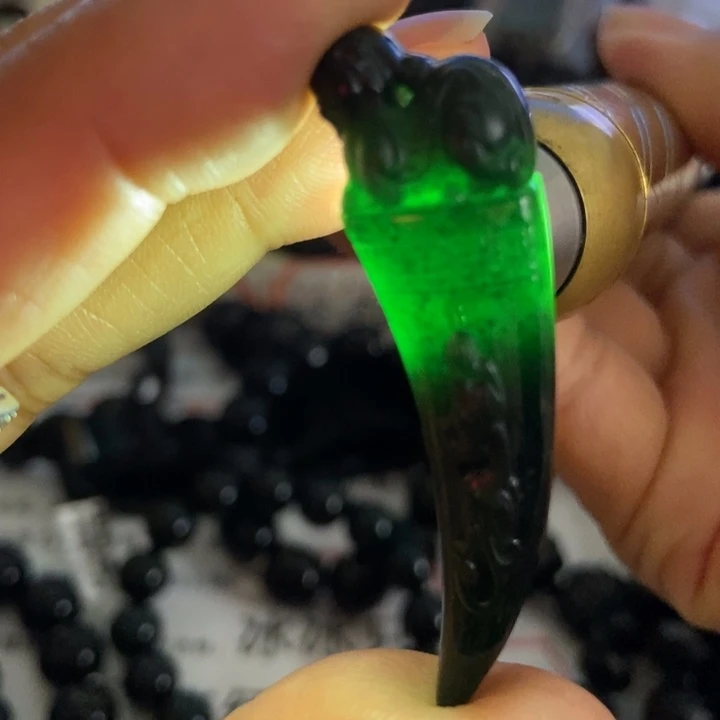 翡翠未镶嵌颈饰墨翠龙牙