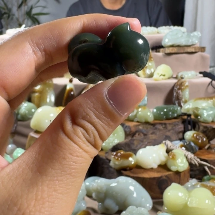 颈饰未镶嵌和田玉（糖玉）
