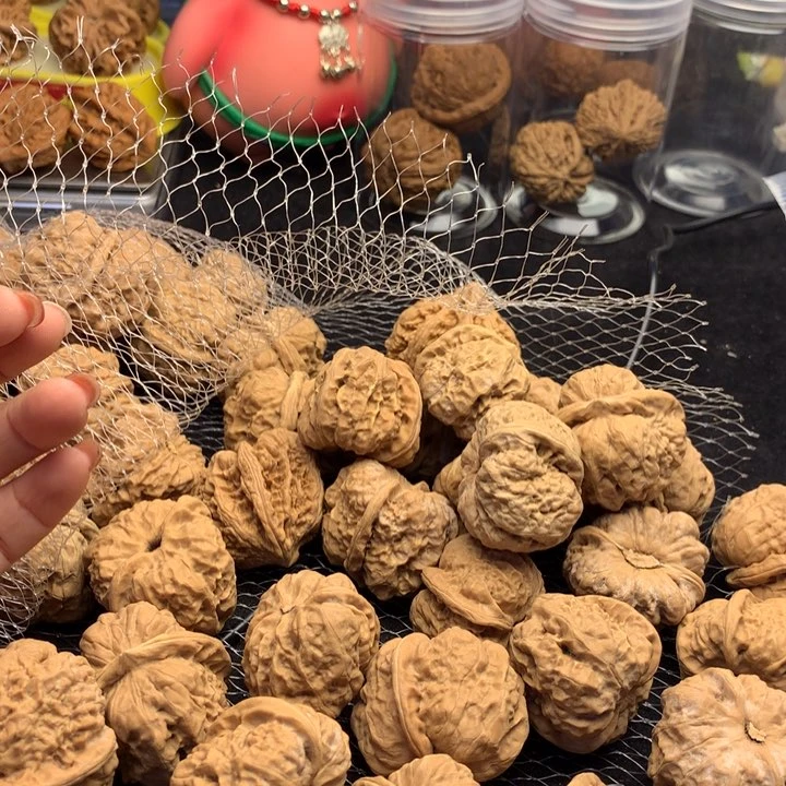 文玩核桃吊坠我***屎蛤蟆。  不退不换