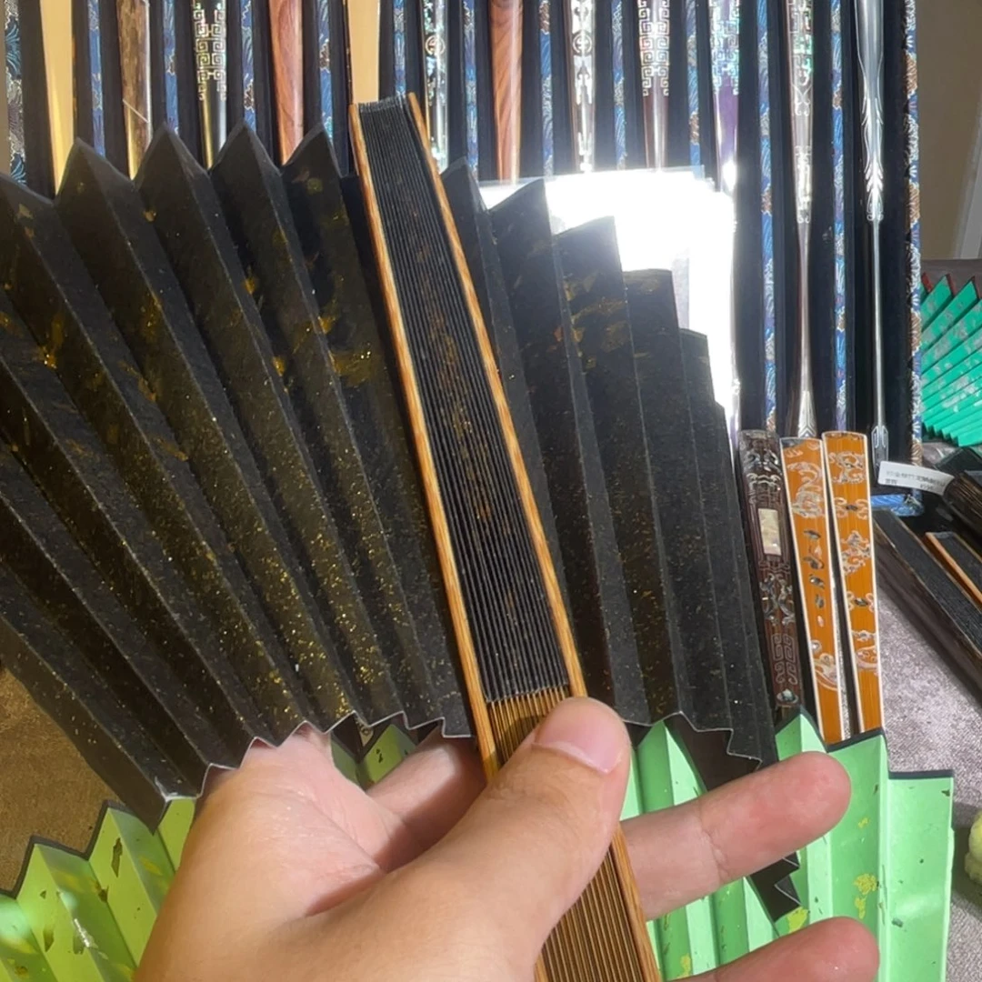 大***希扇子手工制作工艺精湛