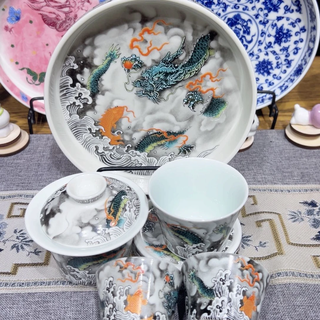 景德镇陶瓷学院等单位的专家学者组成了