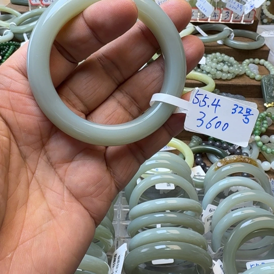 和田玉未镶嵌手镯